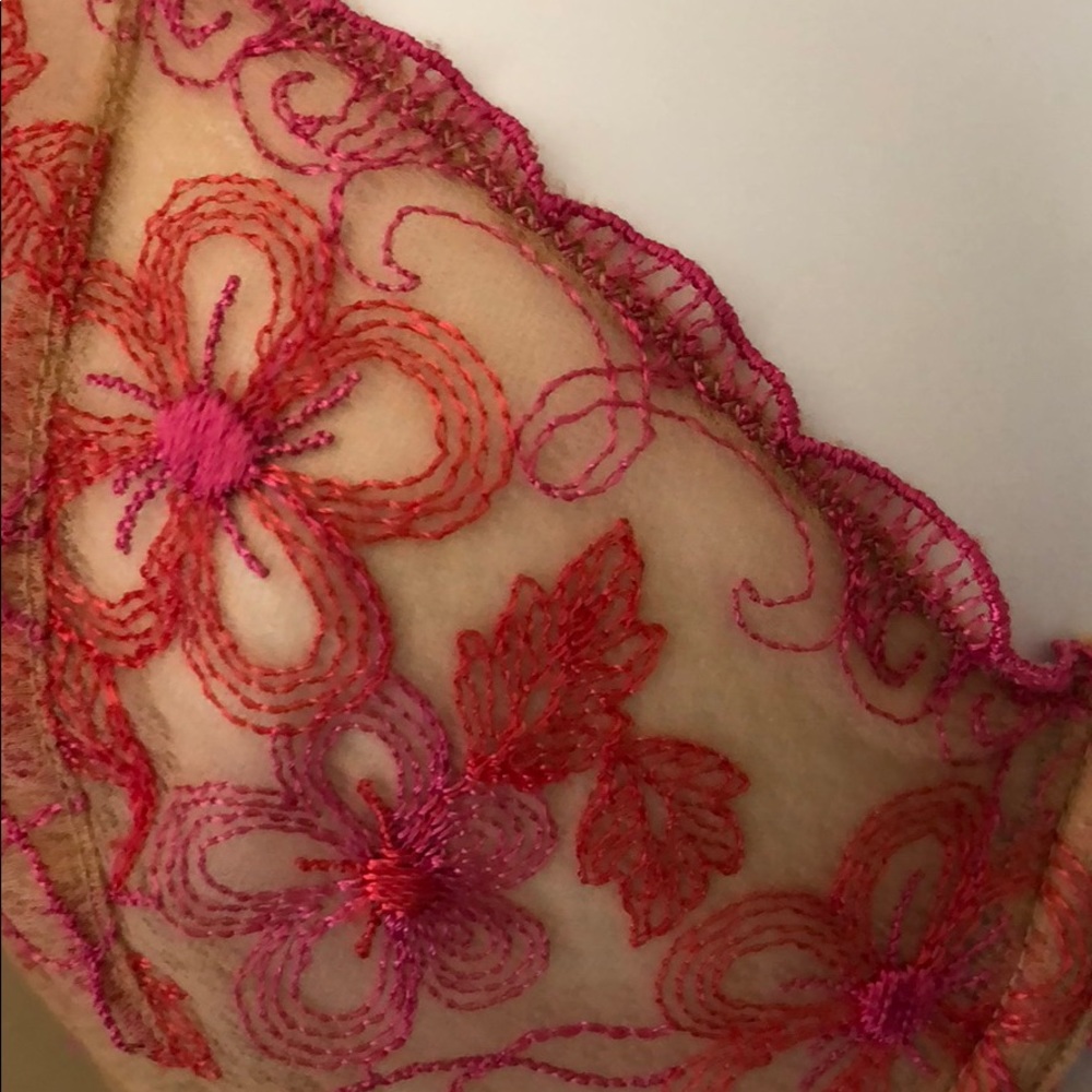 VICTORIA’S SECRET NWOT Embroidered Unique Bra - Picture 2 of 4